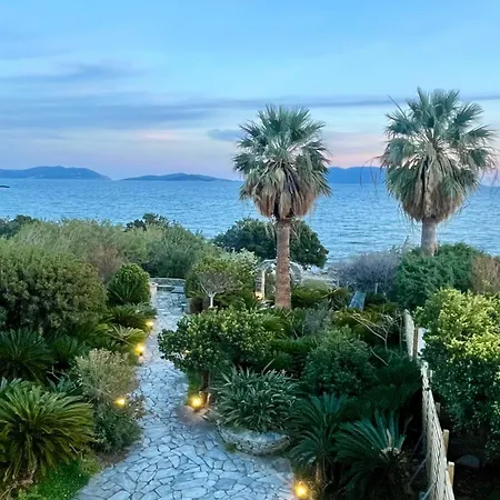 Scenic Coastal Getaway Lejlighed *
