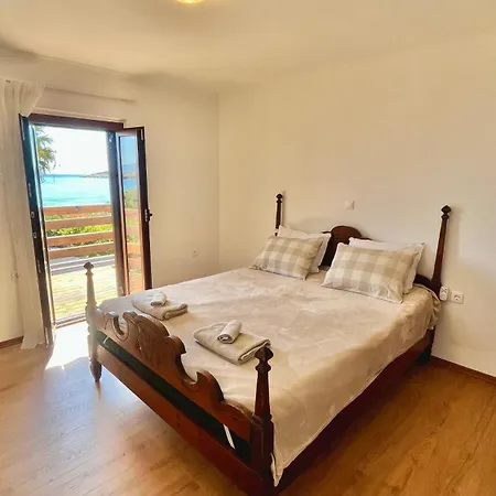 Scenic Coastal Getaway Apartament *