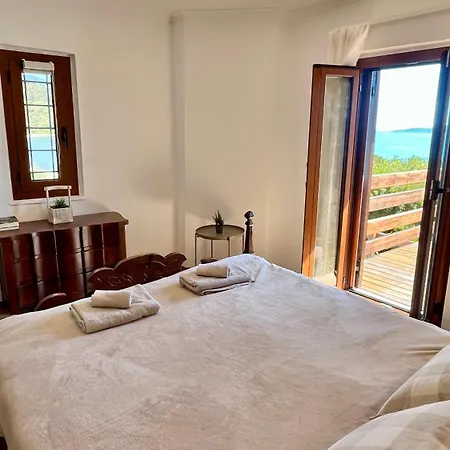 Scenic Coastal Getaway * Porto Lafia