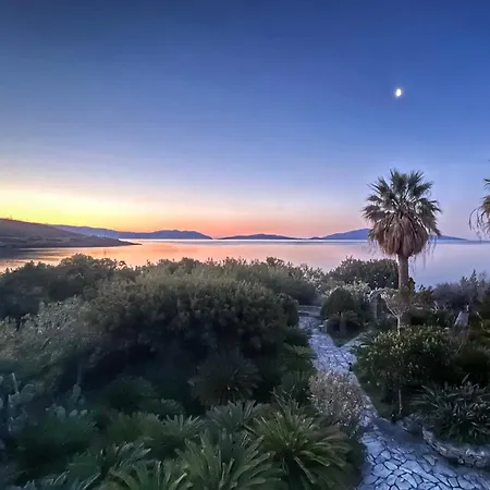Scenic Coastal Getaway Apartament *