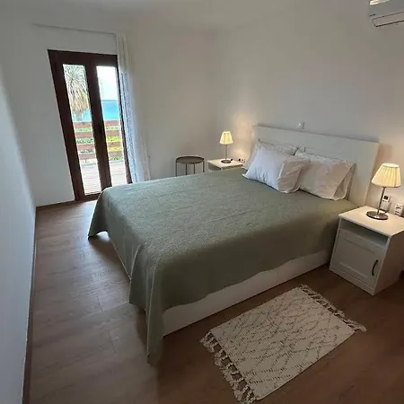 Апартаменты Scenic Coastal Getaway Porto Lafia