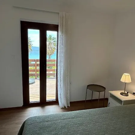 Scenic Coastal Getaway Апартаменты *